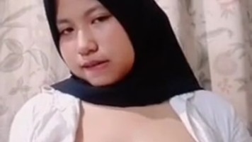 ABG Jilbab Hitam Ngocok Memek Pake JAri